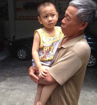 Đau lòng cảnh vợ cựu lính đảo mắc bệnh nan y, nuôi con bại não